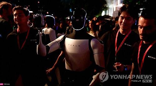 테슬라 로보택시 공개 행사에서 소개된 로봇 옵티머스. 기사와 상관없는 자료사진입니다 [테슬라(Tesla)/로이터 연합뉴스 자료사진. 재판매 및 DB 금지]