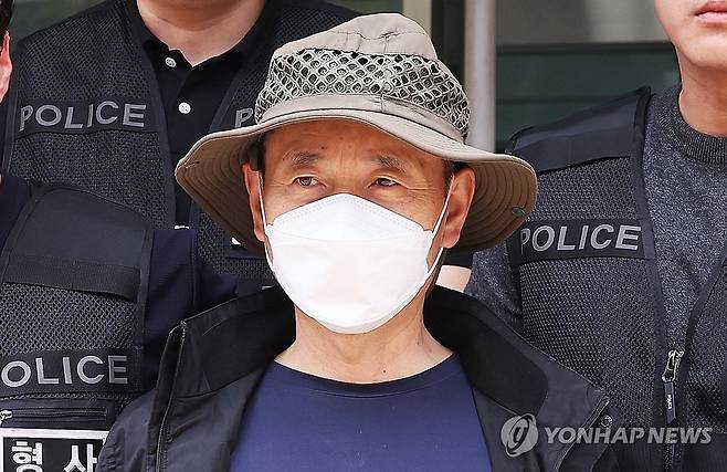 검찰로 송치되는 차철남 (시흥=연합뉴스) 홍기원 기자 = 둔기와 흉기로 2명을 살해하고 2명을 다치게 한 이른바 '시흥 살인사건'의 피의자 중국동포 차철남(56)이 지난달 27일 경기도 시흥경찰서에서 검찰로 송치되고 있다.