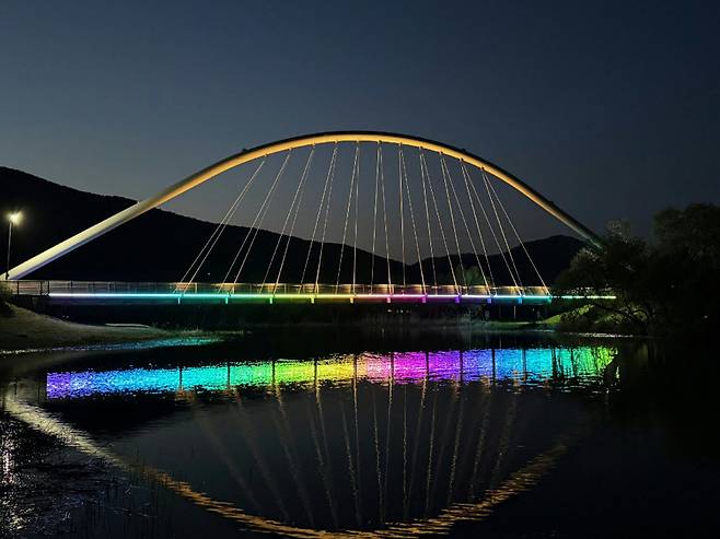 조명이 설치된 물의정원 뱃나들이교. 사진=남양주시