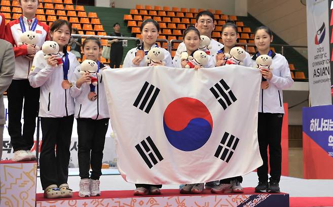 12일 충북 제천체육관에서 열린 제18회 여자체조 시니어 아시아선수권대회 단체종합에서 동메달을 합작한 신솔이(앞줄 왼쪽부터 강원도체육회)·황서현(인천체고)·박나영·임수민(경기체고)·이윤서(경북도청)·엄도현(강원도체육회)가 시상대 위에서 기념사진을 찍고 있다. 사진=대한체조협회