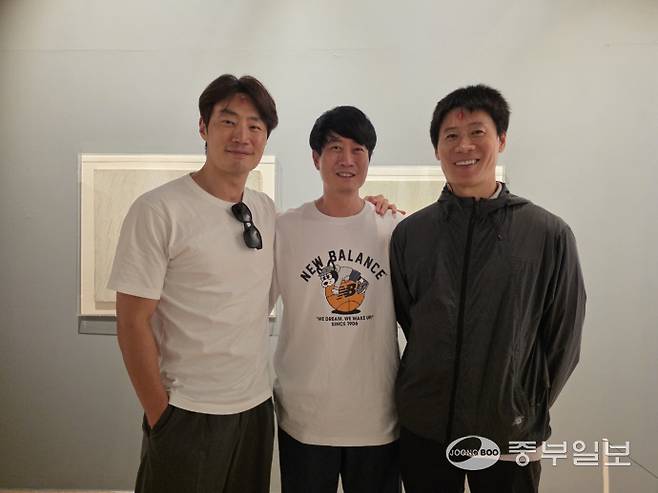 '꽃, 별이지나'를 연출한 민준호 감독(가운데)과 출연 배우 이희준(왼쪽), 진선규. 이준도기자
