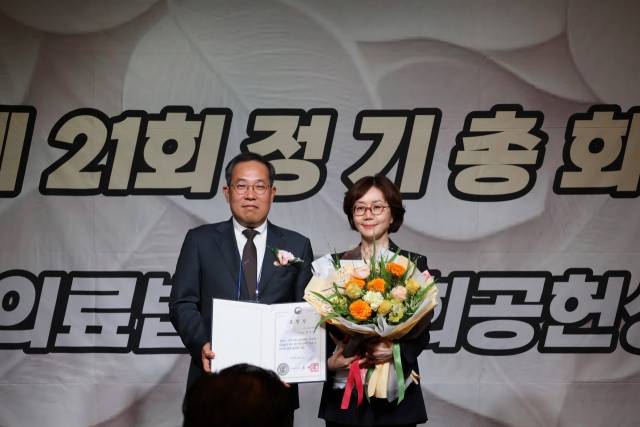 13일 서울가든 호텔에서 진행된 '제21회 의료법인연합회 정기총회'에서 강유리 유성웰니스재활병원 이사장(오른쪽)이 보건복지부 장관 표창을 받고 기념사진을 촬영하고 있다. 유성웰니스재활병원 제공
