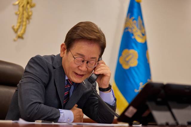 이재명 대통령이 12일 용산 대통령실에서 르엉 끄엉 베트남 국가주석과 전화 통화를 하고 있다. 연합뉴스