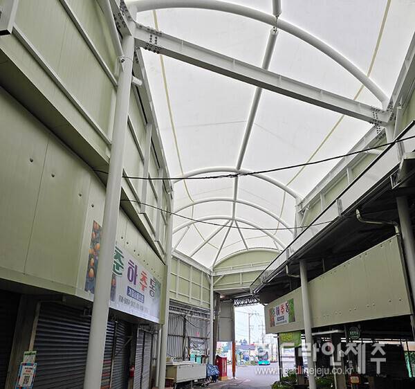 장마철을 대비해 교체 완료된 서귀포향토오일시장 내 아케이드 (사진=서귀포시)