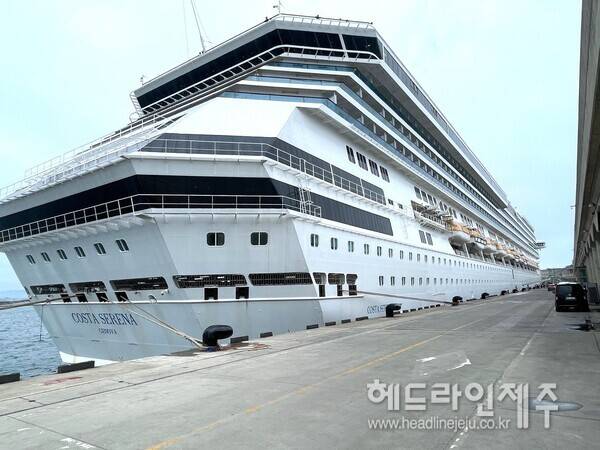 13일 제주 강정항에서 준모항 운항을 시작한 코스타 세레나호.