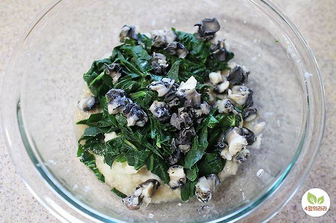 간 감자에 방풍나물과 우렁이를 넣은 모습