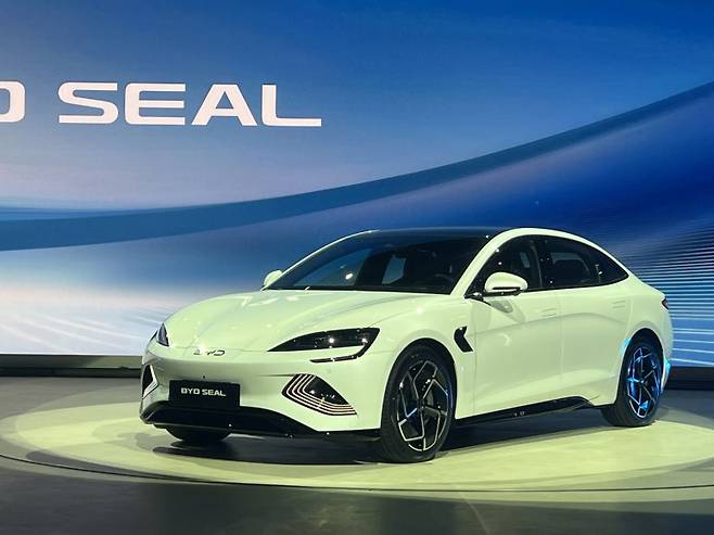 서울모터쇼에서 공개된 BYD SEAL. 환경부 인증 427km의 주행 가능거리를 인증받으며 하반기 본격 판매에 들어간다. 사진=이상진