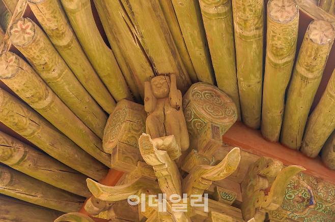 전등사 대웅전의 지붕을 떠받치고 있는 나부상