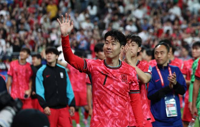 10일 서울월드컵경기장에서 열린 2026 북중미 월드컵 아시아 3차 예선 최종전 한국과 쿠웨이트의 경기. 11회 연속 월드컵 본선 진출에 성공한 한국 대표팀의 주장 손흥민이 그라운드를 돌며 팬들에게 인사하고 있다. 사진=연합뉴스