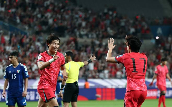 10일 서울월드컵경기장에서 열린 2026 북중미 월드컵 아시아 3차 예선 최종전 한국과 쿠웨이트의 경기. 후반전 팀 세번째 골을 넣은 한국 오현규가 배준호와 기뻐하고 있다. 사진=연합뉴스