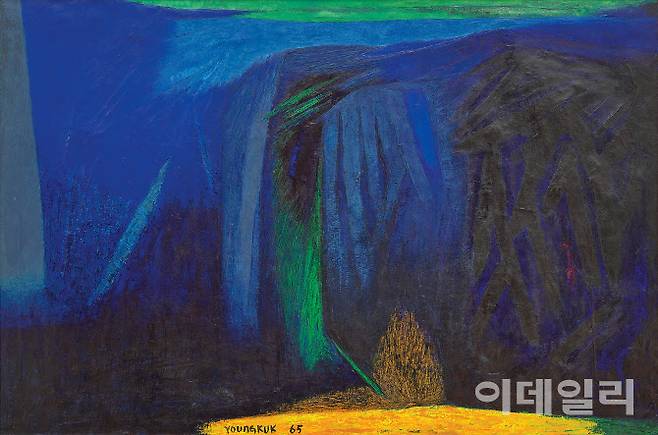 유영국의 ‘작품’(1965). 견고한 구조, 강한 역동성을 드러낸 작품은 1950∼1960년대 작가의 ‘산’ 작업을 대표한다. 기하학적 추상이 등장하기 이전의 화면이다. 직관적으로 묘사하고 주관적으로 단순화한 형체가 지배한다. 거친 색감과 다듬어지지 않은 질감은 표현주의적 경향을 띠고 있다. 지난 5월 1일 국립현대미술관 서울에서 개막한 ‘MMCA 서울 상설전: 한국현대미술 하이라이트’에 걸렸다. 캔버스에 유화 물감, 130×195.5㎝. 국립현대미술관(이건희컬렉션) 소장.