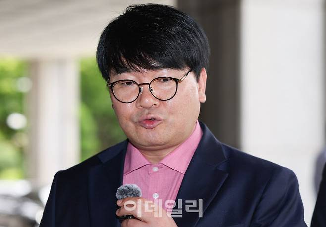 윤석열 전 대통령 부인 김건희 여사와 제3자의 대화를 녹음한 혐의를 받는 서울의소리 이명수 기자가 13일 서울 서초구 서울중앙지방검찰청에서 열린 소환 조사에 출석하며 취재진의 질문에 답변하고 있다. (사진=뉴시스)