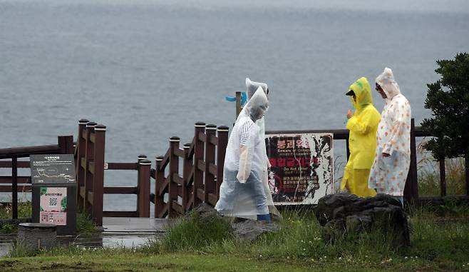 12일 오후 제주 서귀포시 안덕면 송악산 인근에 올해 첫 장맛비가 내리고 있다. (사진=뉴스1)