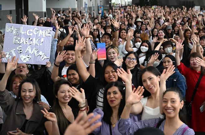 ‘BTS 페스타 2025’ 현장을 찾은 글로벌 아미(사진=AFP)