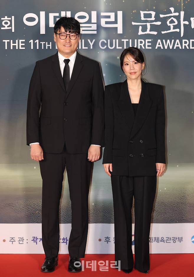 채진아 라이브러리컴퍼니 대표(왼쪽)와 김유철 본부장(사진=이데일리DB)