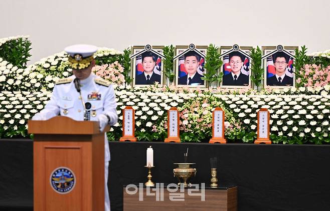 지난 1일 오전 경북 포항시 해군항공사령부 강당에서 열린 ‘해군 P-3CK 917호기 순직자 영결식’에서 양용모 해군참모총장이 조사를 낭독하고 있다. (사진=해군)