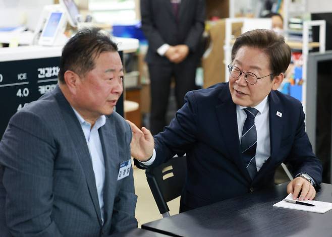 13일 파주 통일촌에서 주민간담회를 개최한 이재명 대통령(오른쪽)이 현장을 찾은 김경일 파주시장을 격려하고 있다.(사진=연합뉴스)