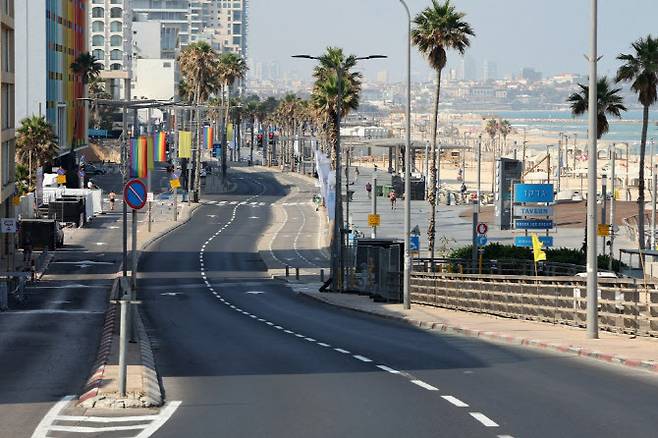 이스라엘의 이란 공습이 시작된 후 13일(현지시간) 이란 텔아비브 거리가 텅비어 있다. (사진=AFP)