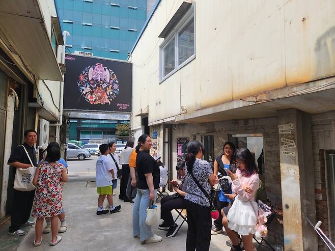 - 성수 특유의 올드한 분위기가 물씬 풍기는 거리&nbsp;