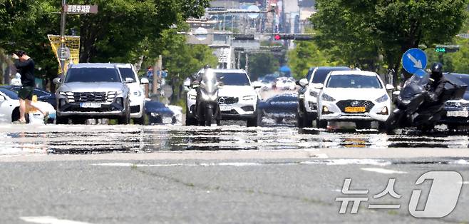 무더운 날씨가 이어진 11일 전북 전주시 효자로에 아지랑이가 피어오르고 있다. 2025.6.11/뉴스1 ⓒ News1 유경석 기자