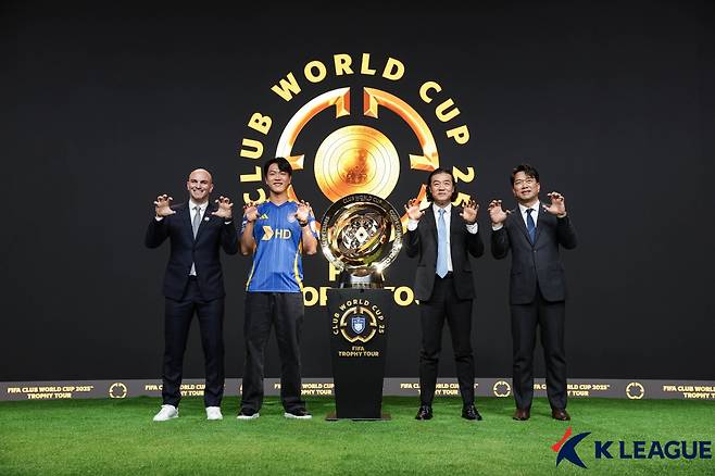 6일 경기도 성남 네이버 1784 사옥에서 열린 국제축구연맹(FIFA) 2025 클럽 월드컵 트로피 제막식에서 아르헨티나 레전드 에스테반 캄비아소(왼쪽부터), 울산 현대 김영권, 김판곤 감독, 김광국 대표이사가 기념 촬영을 하고 있다. (한국프로축구연맹 제공. 재판매 및 DB 금지) 2025.3.6/뉴스1 ⓒ News1 김진환 기자