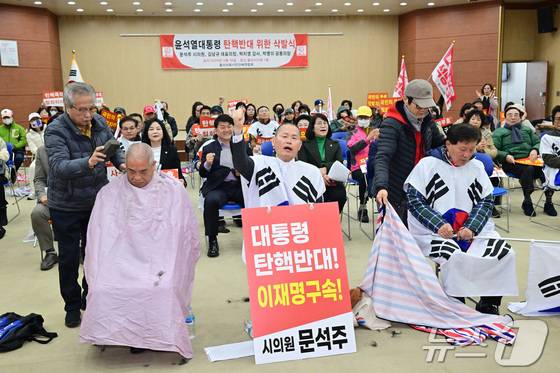 지난 3월 18일 시의회 1층에서 윤 대통령 탄핵 반대 삭발식이 진행됐다.(울산시의회 제공. 재판매 및 DB 금지) /뉴스1