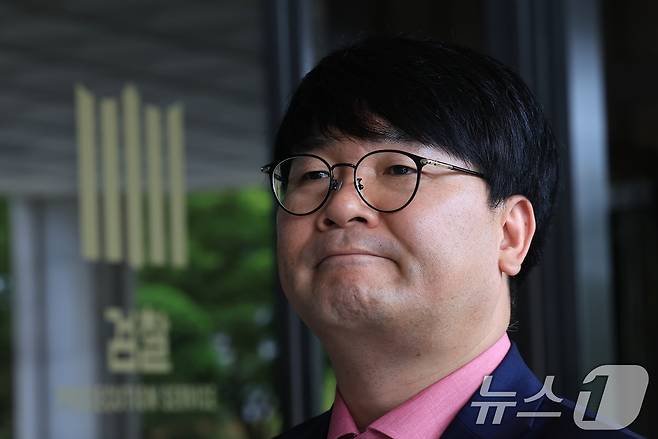 김건희 여사와 제삼자의 대화를 녹음한 혐의를 받는 서울의 소리 이명수 기자가 13일 오전 서울 서초구 서울중앙지검으로 피의자 조사를 받기 위해 도착, 취재진의 질문을 듣고 있다. 2025.6.13/뉴스1 ⓒ News1 박정호 기자