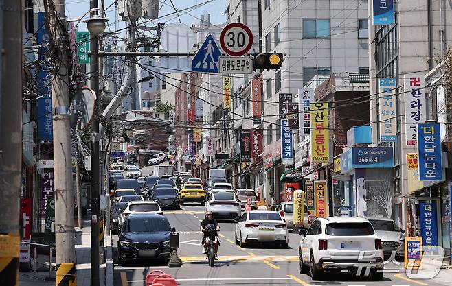 11일 서울 용산구 한남4구역에서 시민들과 차량들이 통행하고 있다.