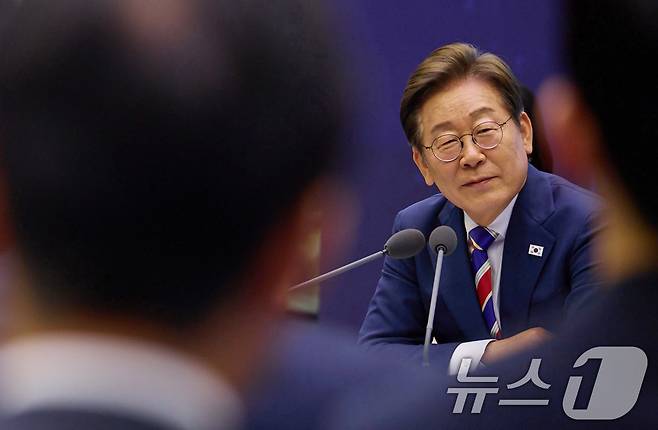 이재명 대통령이 지난 11일 서울 영등포구 한국거래소에서 열린 주식시장 불공정거래 근절을 위한 현장 간담회에서 참석자의 질문을 경청하고 있다. (이재명 대통령 SNS. 재판매 및 DB 금지) 2025.6.12/뉴스1 ⓒ News1 박지혜 기자