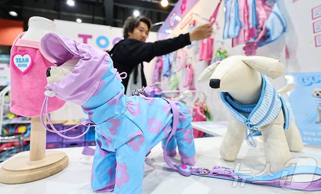 13일 서울 강서구 코엑스 마곡에서 열린 '2025 케이펫페어'에서 관람객이 여름용 반려견옷을 살펴보고 있다. 2025.6.13/뉴스1 ⓒ News1 김도우 기자
