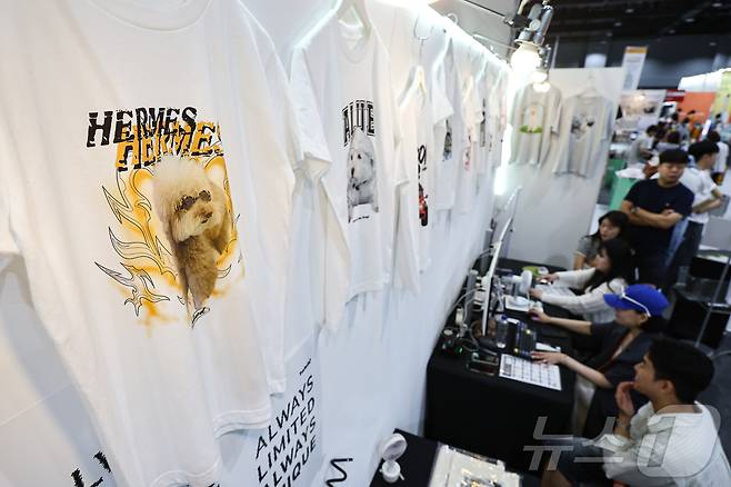 13일 서울 강서구 코엑스 마곡에서 열린 '2025 케이펫페어'에서 관람객들이 반려동물 티셔츠를 살펴보고 있다. 2025.6.13/뉴스1 ⓒ News1 김도우 기자