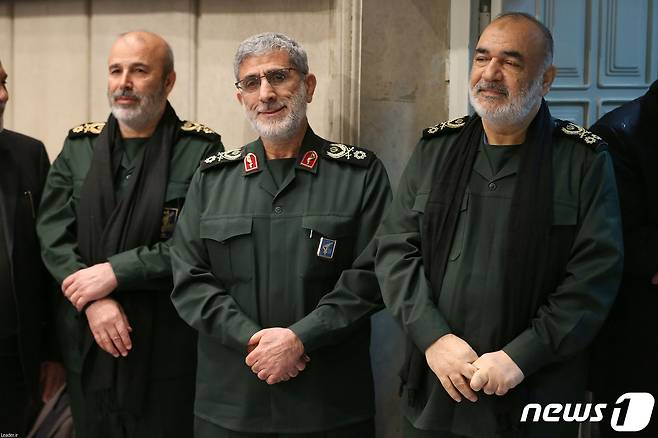 에스마일 가니 신임 이란 쿠드스군 사령관과 모하마드 바게리 참모총장, 호세인 살라미 혁명수비대 총사령관이 9일(현지시간) 테헤란에서 열린 가셈 솔레이마니 혁명수비대 쿠드스군 사령관의 추도식에 참석을 하고 있다. ⓒ AFP=뉴스1 ⓒ News1 우동명 기자