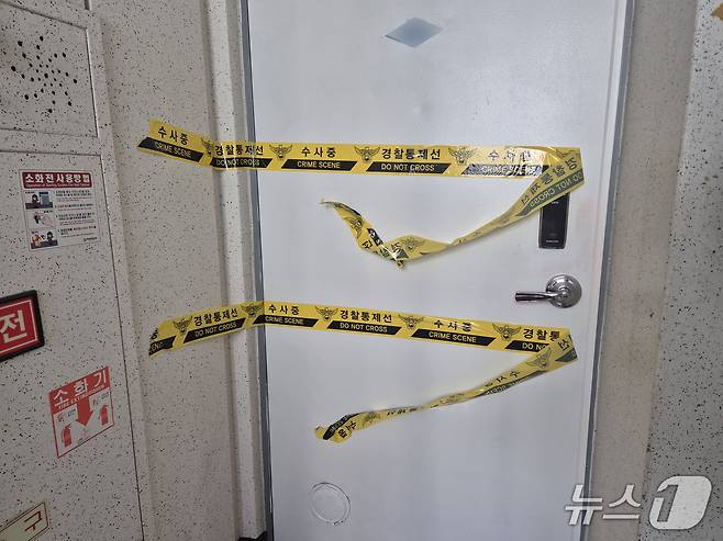 50대 여성이 흉기에 찔려 숨진 대구 달서구의 아파트 입구에 경찰 폴리스라인이 설치됐다.(독자 제공.재판매 및 DB 금지)