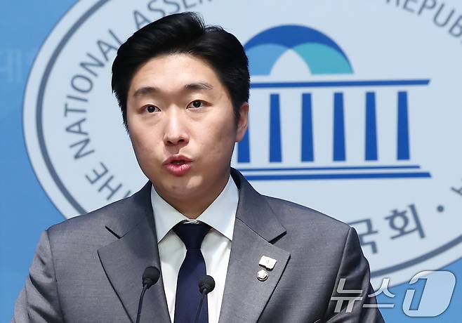 김용만 더불어민주당 의원이 17일 오후 서울 여의도 국회 소통관에서 김문수 고용노동부 장관의 백범 김구 중국 국적 모욕 발언에 대한 입장 발표 기자회견을 하고 있다. 2025.2.17/뉴스1 ⓒ News1 김민지 기자