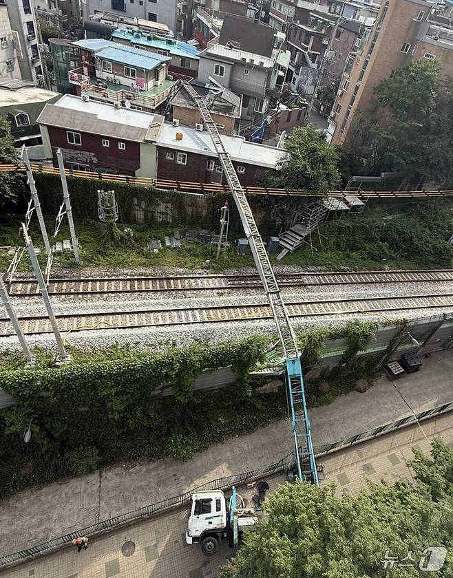 13일 서울 서대문구 경의중앙선 가좌역∼신촌역 구간 선로 위로 사다리차가 넘어져 있다. 이 사고로 전기 공급 장애가 발생해 열차 운행이 지연됐다. (서울서대문소방서 제공. 재판매 및 DB금지) 2025.6.13/뉴스1