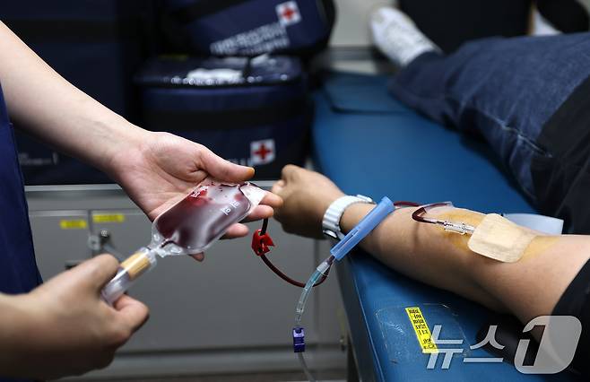 13일 서울 종로구 광화문광장에서 열린 2025년 헌혈자의 날 행사에서 한 시민이 헌혈을 하고 있다. 2025.6.13/뉴스1 ⓒ News1 임세영 기자