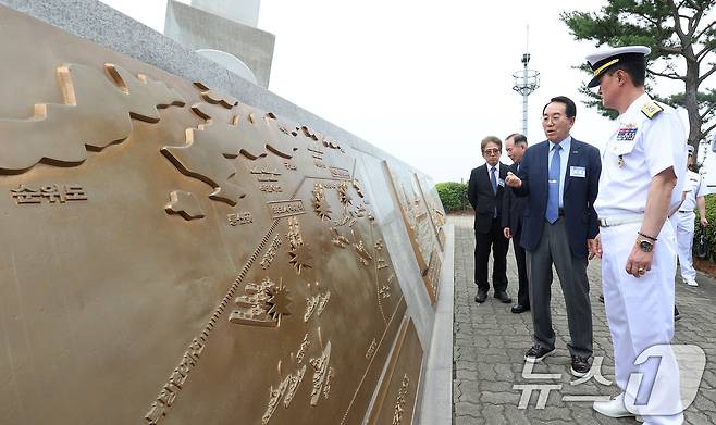 13일 오후 경기 평택시 포승읍 해군 2함대 사령부에서 열린 '제1연평해전 승전 26주년 기념행사'에서 허성재 2함대 사령관과 당시 작정사령관 서영길 예비역 제독이 전승비를 둘러보고 있다. 2025.6.13/뉴스1 ⓒ News1 장수영 기자