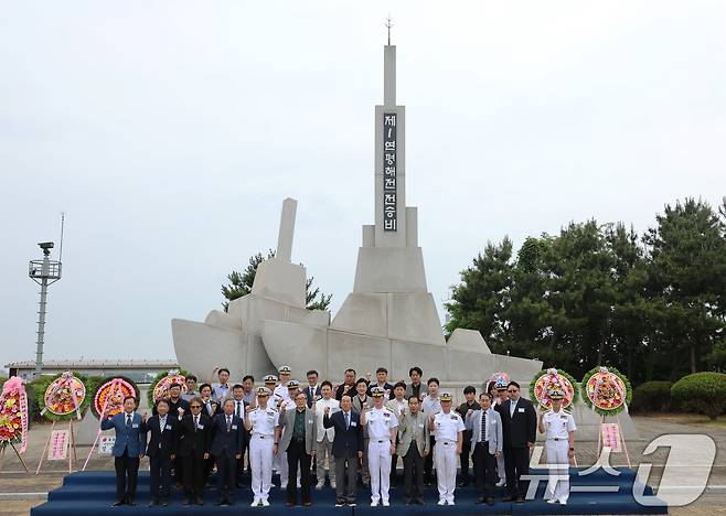 13일 오후 경기 평택시 포승읍 해군 2함대 사령부에서 열린 '제1연평해전 승전 26주년 기념행사'에서 허성재 2함대 사령관과 당시 지휘관, 참전용사들이 기념촬영 하고 있다. 2025.6.13/뉴스1 ⓒ News1 장수영 기자