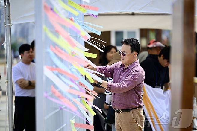 제10회 실향민문화축제 합동 먕향제가 13일 강원 속초시 청호동 아바이마을 내 망향공원에서 열리고 있다.(속초시 제공, 재판매 및 DB 금지) 2025.6.13/뉴스1 ⓒ News1 윤왕근 기자