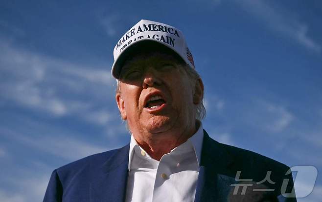 도널드 트럼프 미국 대통령이 25일(현지시간) 뉴저지에서 주말을 보낸 뒤 모리스타운 공항서 워싱턴 행 전용기를 타기 전에 취재진을 만나 “이란의 핵무기 개발 저지를 위한 협상에서 일부 진정한 진전이 있었다”고 말하고 있다. 2025.05.26 ⓒ AFP=뉴스1 ⓒ News1 우동명 기자