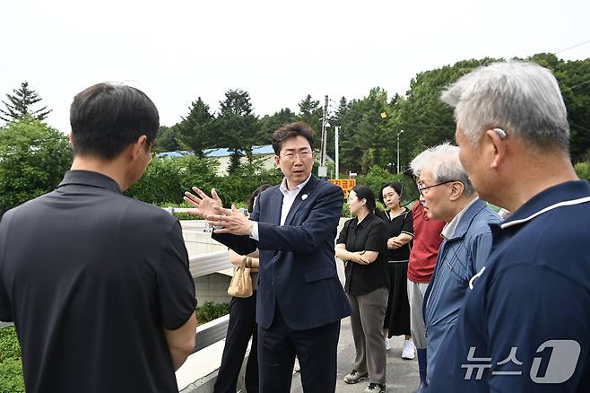 원강수 강원 원주시장이 13일부터 시민소통 강화를 위한 이동시장실을 운영하는 가운데, 이날 태장2동을 시작으로 시내 읍면동 공공시설을 순차적으로 찾을 계획이다. (원주시 제공. 재판매 및 DB금지) 2025.6.13/뉴스1