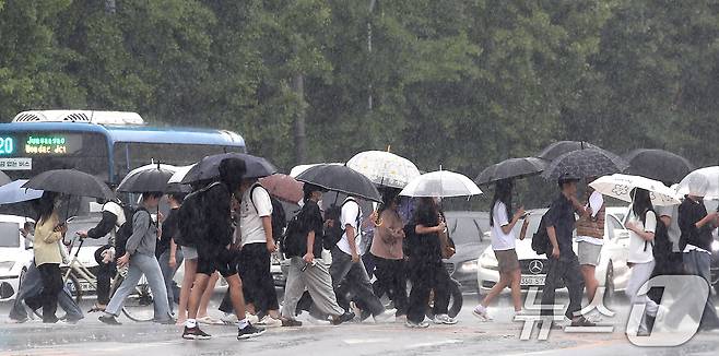13일 오후 대구 달서구 계명대 성서캠퍼스 앞 도로에서 장맛비를 피해 우산을 쓴 시민들이 발걸음을 재촉하고 있다. 2025.6.13/뉴스1 ⓒ News1 공정식 기자