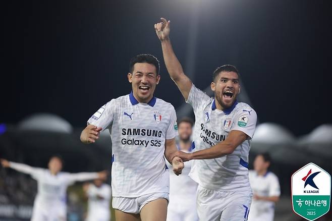 수원 삼성 이기제와 브루노 실바. 제공 | 한국프로축구연맹