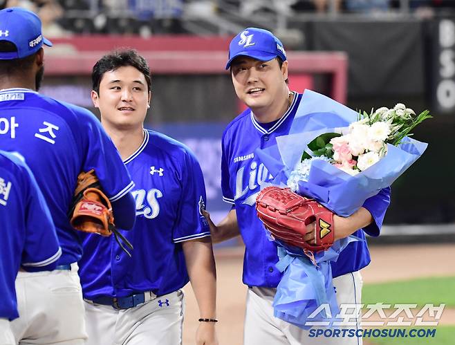 12일 광주 기아챔피언스필드에서 열린 KBO리그 KIA와 삼성의 경기. 삼성 김태훈이 올 시즌 10번째 홀드를 달성했다. 7회 투구를 마치고 동료들의 축하를 받고 있는 김태훈. 광주=송정헌 기자songs@sportschosun.com/2025.06.12/