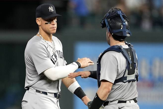 지난 12일(한국시각) 캔자스시티 로열스전 승리 후 포수 오스틴 웰스와 손을 맞잡고 있는 애런 저지. AP연합뉴스