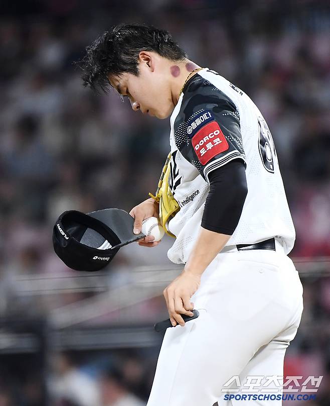 12일 수원 KT위즈파크에서 열린 롯데-KT전. 10회초 등판한 박영현이 4타자 연속 볼넷을 내주며 실점한 후 아쉬워하고 있다. 수원=정재근 기자 cjg@sportschosun.com/2025.6.12/