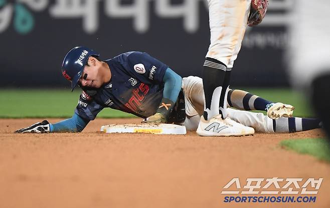 2루에 도착한 장두성이 그제서야 통증을 느낀 듯했다.