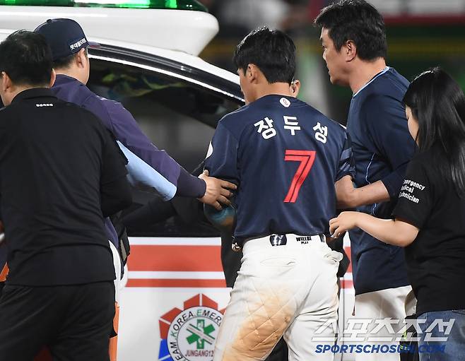 12일 수원 KT위즈파크에서 열린 롯데-KT전. 10회초 1사 1루 고승민 타석에서 1루주자 장두성이 견제구가 빠지자 2루로 진루했다. 하지만 그 상황에서 부상을 당해 구급차에 오르고 있다. 수원=정재근 기자 cjg@sportschosun.com/2025.6.12/
