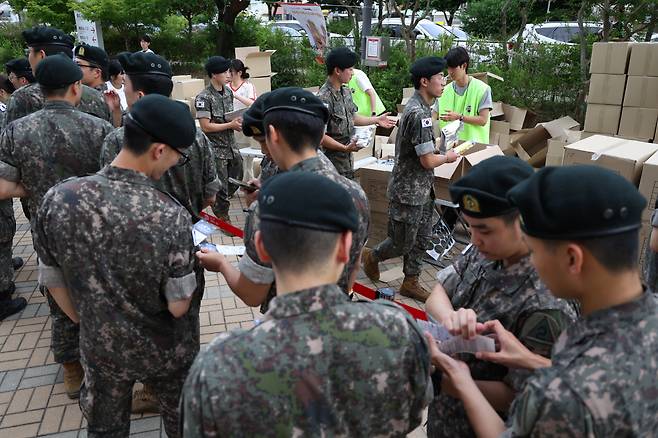 들뜬 마음으로 입장하는 국군 장병들. 사진제공=KIA 타이거즈