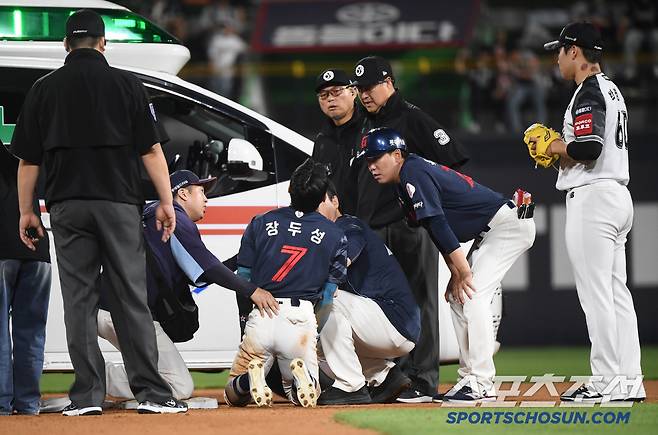 12일 수원 KT위즈파크에서 열린 롯데-KT전. 10회초 1사 1루 고승민 타석에서 1루주자 장두성이 견제구가 빠지자 2루로 진루했다. 하지만 그 상황에서 부상을 당해 구급차로 이송되고 있다. 수원=정재근 기자 cjg@sportschosun.com/2025.6.12/